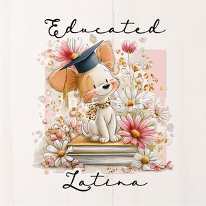 PNG opgeleide Latina afstuderen chihuahua, grappige Hispanic Heritage Dog Grad mok shirt bloemen sublimatie ontwerp, schattige kinderen school sticker