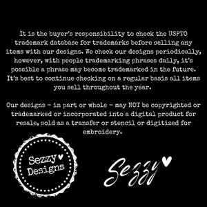 Może przedstawiać: Czarne tło z białym tekstem zawierającym informacje prawne dotyczące znak&oacute;w towarowych i wykorzystania wzor&oacute;w. Zawiera logo "Sezzy Designs" i słowo "Sezzy" ze znakiem serca.