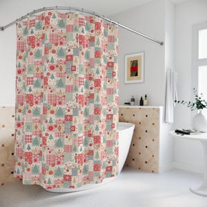 Peut inclure: Un rideau de douche sur le th&egrave;me de No&euml;l avec un motif patchwork. Le rideau pr&eacute;sente des carr&eacute;s avec des motifs festifs comme des arbres de No&euml;l, des ornements et des casse-noisettes en rouge, vert et cr&egrave;me. Le rideau est dans une salle de bain.