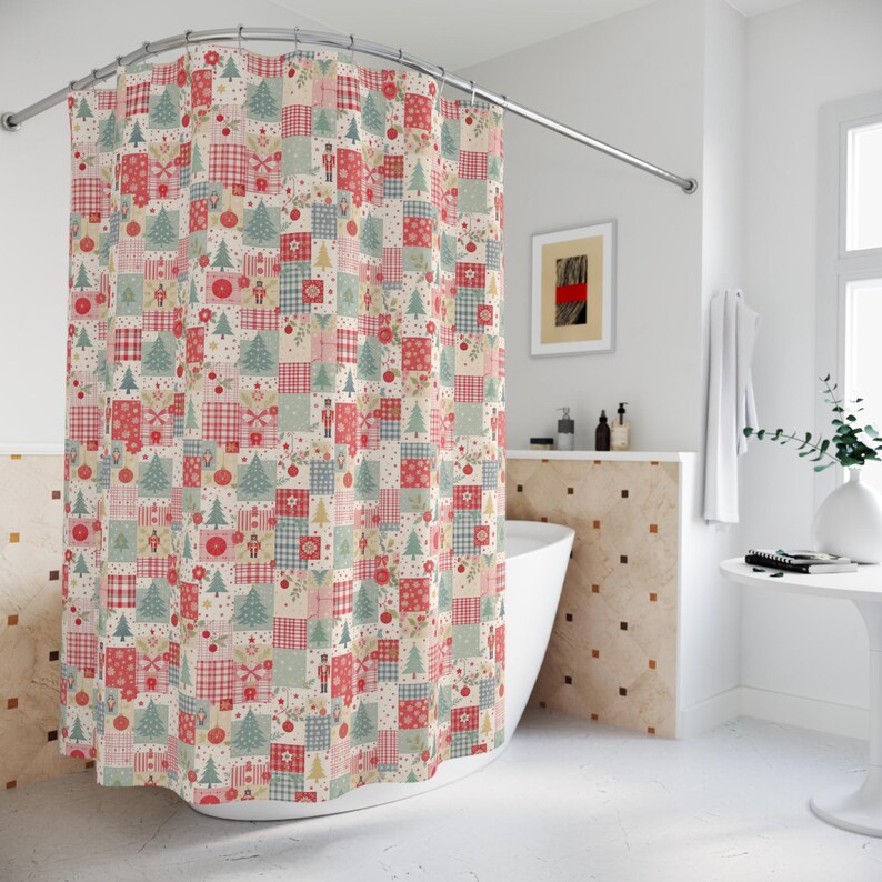 Peut inclure: Un rideau de douche sur le th&egrave;me de No&euml;l avec un motif patchwork. Le rideau pr&eacute;sente des carr&eacute;s avec des motifs festifs comme des arbres de No&euml;l, des ornements et des casse-noisettes en rouge, vert et cr&egrave;me. Le rideau est dans une salle de bain.