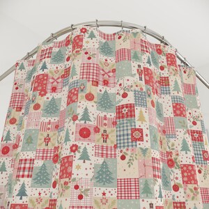 Peut inclure: Rideau de douche sur le th&egrave;me de No&euml;l avec un motif patchwork. Le rideau pr&eacute;sente des carr&eacute;s avec des motifs festifs, dont des arbres de No&euml;l, des ornements et des casse-noisettes dans des couleurs rouge, verte et cr&egrave;me. Il est suspendu &agrave; une tringle m&eacute;tallique incurv&eacute;e.