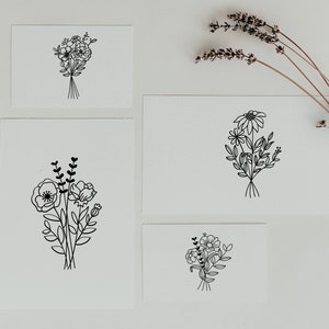 Pode incluir: Quatro desenhos em preto e branco de buqu&ecirc;s de flores em papel&atilde;o branco. Os buqu&ecirc;s s&atilde;o organizados em tamanhos e estilos diferentes.