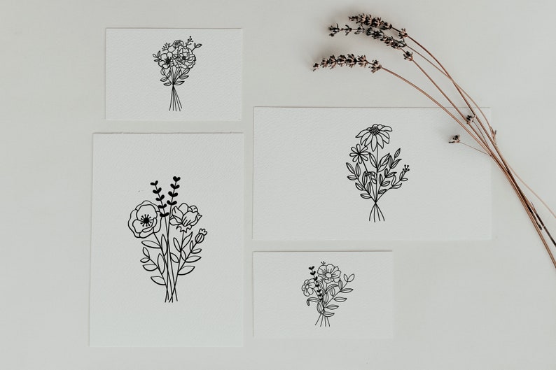 Pode incluir: Quatro desenhos em preto e branco de buqu&ecirc;s de flores em papel&atilde;o branco. Os buqu&ecirc;s s&atilde;o organizados em tamanhos e estilos diferentes.