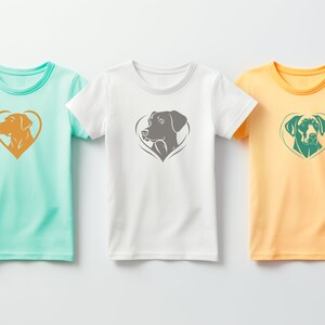 Peut inclure: Trois t-shirts &agrave; manches courtes, de couleur turquoise, blanche et jaune. Chaque chemise pr&eacute;sente une t&ecirc;te de chien &agrave; l'int&eacute;rieur d'un c&oelig;ur. Le motif de chien est d'une couleur contrastante : orange, gris et vert.