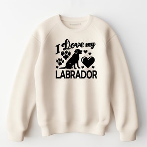Peut inclure: Sweat-shirt cr&egrave;me avec l'inscription noire "I love my Labrador". Le motif comprend une silhouette de Labrador, des empreintes de pattes et des c&oelig;urs. Un haut d&eacute;contract&eacute; pour les amoureux des chiens.