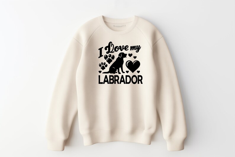 Peut inclure: Sweat-shirt cr&egrave;me avec l'inscription noire "I love my Labrador". Le motif comprend une silhouette de Labrador, des empreintes de pattes et des c&oelig;urs. Un haut d&eacute;contract&eacute; pour les amoureux des chiens.