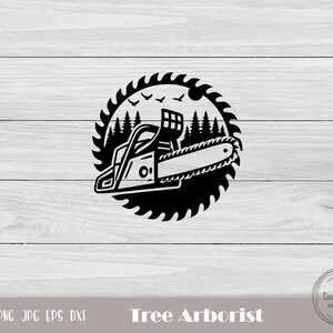 Könnte beinhalten: Schwarze und weiße Silhouette einer Kettensäge mit einem runden Sägeblatt, umgeben von Bäumen und Vögeln. Der Text "Tree Arborist" befindet sich unter dem Bild.