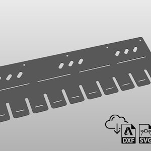 Puede incluir: Un organizador de pared de metal gris con 10 ranuras para colgar objetos. El organizador tiene una forma rectangular con esquinas redondeadas y una serie de ranuras espaciadas uniformemente a lo largo del borde inferior. Las ranuras están diseñadas para contener diversos objetos, como herramientas, llaves u otros objetos pequeños.