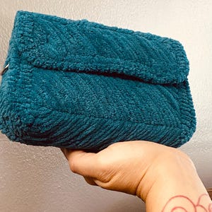 Bolso de lona con asa de cadena. Elegante y pequeño, ideal para cualquier ocasión.