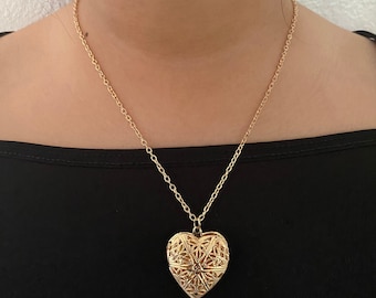 Colar com medalhão de coração dourado