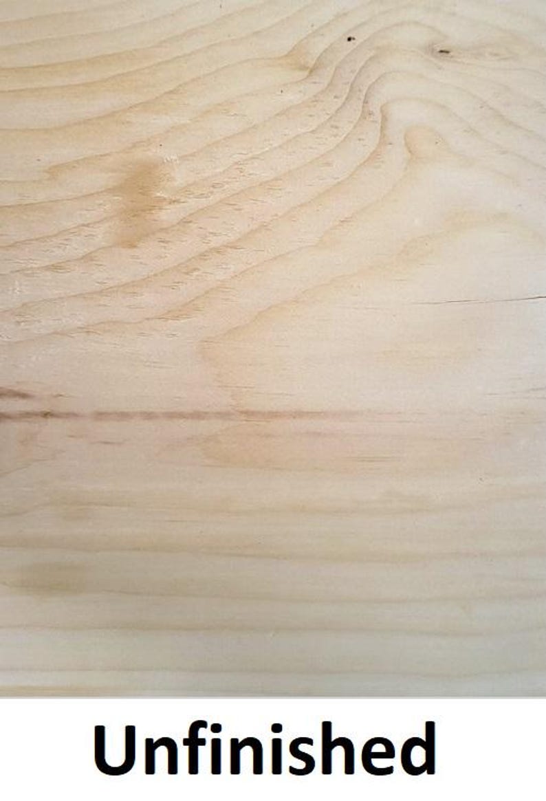 以下が含まれることがあります： 渦巻きや線状のテクスチャが見える自然な木目模様が特徴の、明るい色の未仕上げの木材表面。木材全体に淡いベージュの色調と微妙な色の変化があり、下部には黒い文字でUnfinishedと印刷されています。