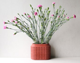 Levendige bloemen: verfraai uw huis met onze rode betonnen vaas voor verse snijbloemen, terracotta rode betonnen vaas voor bloemstukken