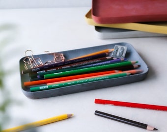 Plateau vanité en béton gris foncé | Plateau organisateur de bureaux minimaliste | Pot à crayons | Plateau à bijoux | Idée cadeau bureau | Plateau de travail