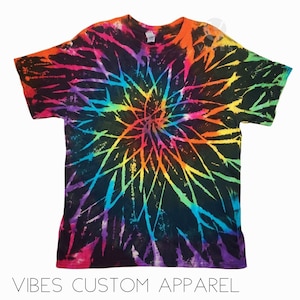 Camiseta unisex con efecto tie-dye, diseño de mandala espiral y estrellas arcoíris