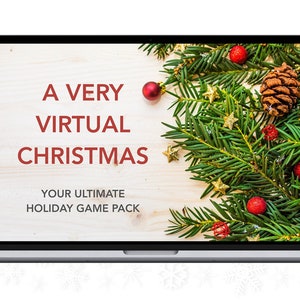 Puede incluir: Una pantalla de portátil muestra el texto "A Very Virtual Christmas" en rojo, con "Your Ultimate Holiday Game Pack" debajo. La pantalla está decorada con vegetación festiva, adornos rojos, estrellas doradas y una piña.