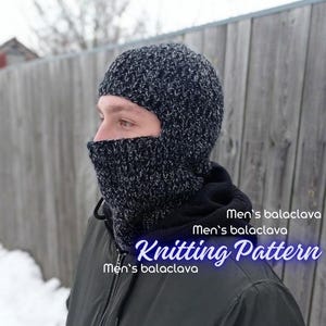 Könnte beinhalten: Eine schwarz-weiße Strickmütze mit einem Loch für die Augen. Die Mütze wird von einer Person getragen. Der Text "Men's balaclava Knitting Pattern" ist auf dem Bild zu sehen.