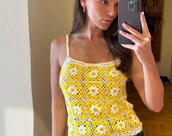 Crocheted summer yellow crop top, granny square, grand square, summer, white chamomile, beach t-shirt, for the city or the beach