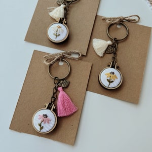 Daisy Embroidered Keychain, Hand Embroidered Keychain, Daisy Flower Keychain, Cute Keychain, Aesthetic Keychain, Gifts for Her