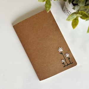 Quaderno Kraft ricamato a mano, quaderno con margherite ricamate, quaderno Kraft, quaderno a righe, quaderno Kraft A5, quaderno carino