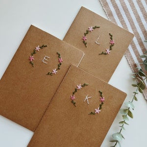 Quaderno in carta kraft ricamato con iniziale personalizzata, quaderno floreale ricamato, quaderno in carta kraft, quaderno a righe, quaderno in carta kraft A5, quaderno carino