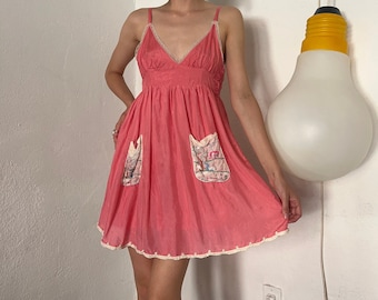 Vestido lencero de seda vintage de la década de 1960 rosa y bordado con bolsillos con cuentas