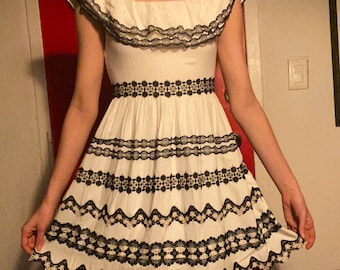 Alice + Olivia Vestido español blanco y negro con volantes de encaje estilo años 60