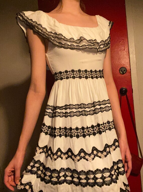 Alice + Olivia 60s Style Lace Ruffle White and Black Spanish Dress - Etsy Alice + Olivia 60s Style Lace Ruffle White and Black Spanish Dress - Etsy