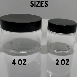 Op de afbeelding: Twee doorzichtige plastic potten met zwarte deksels. De grotere pot is ge&euml;tiketteerd met "4 oz" en de kleinere pot is ge&euml;tiketteerd met "2 oz".