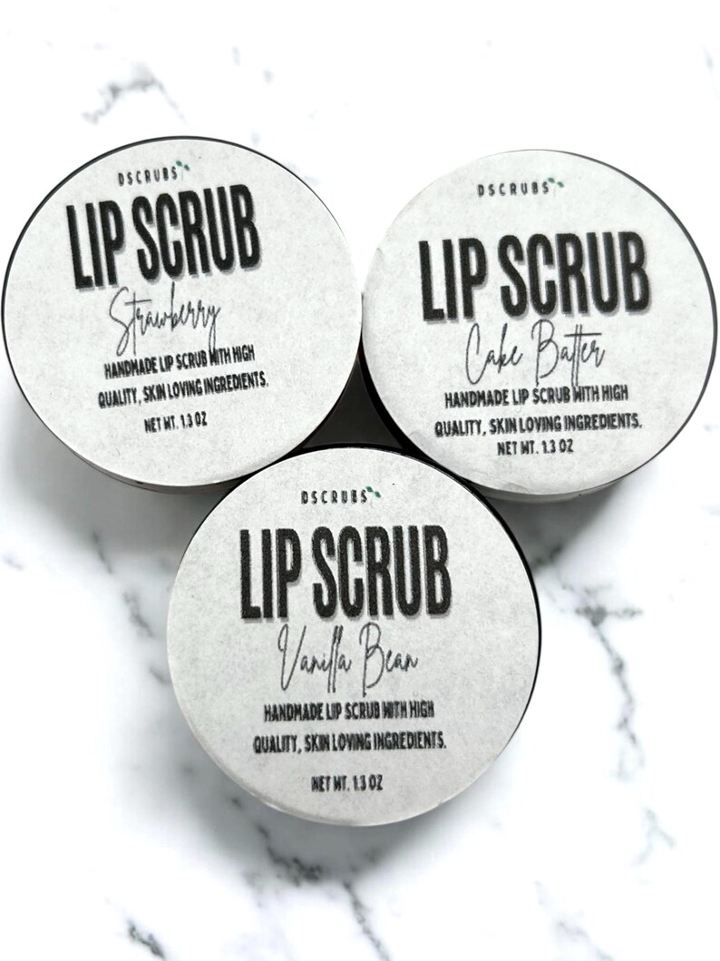 Puede incluir: Tres peque&ntilde;os frascos de exfoliante labial con etiquetas blancas. Las etiquetas tienen texto negro que dice "Lip Scrub" y el sabor de cada exfoliante: "Strawberry", "Cake Batter" y "Vanilla Bean". Cada frasco tiene un peso neto de 1,3 oz.