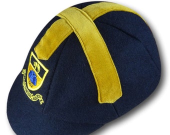 Gorra escolar de franela de lana azul marino y dorado con insignia bordada