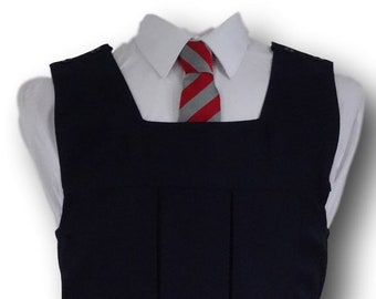 Gymslip tradicional de lana azul marino con pliegues en caja y estambre