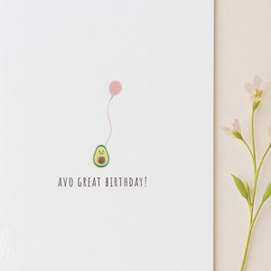 Avo Tolle Geburtstagskarte | Niedliche Avocado mit Luftballon | Lustiges Wortspiel Geburtstagskarte | Minimalistische Grußkarte zum Geburtstag | WeCrafti