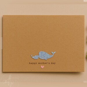 Carte de fête des mères | Conception acrylique baleine et bébé | Bleu scintillant ou blanc | Carte faite main, intérieur vierge | Maman et bébé animaux | Pour maman