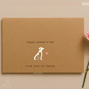 Tarjeta del Día de la Madre de Fur Babies: Perro y gato acrílico, corazón de pata o hueso de perro. Tarjeta kraft hecha a mano con interior en blanco. Mamá gata, mamá perruna, mamá mascota.
