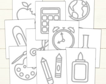 Op de afbeelding: Een set van tien zwart-witte printbare stippen-naar-stippen afbeeldingen met schoolbenodigdheden, waaronder een appel, een rekenmachine, een aardbol, een paperclip, een schaar, een wekker, een palet, een potlood, een kleurpotlood en een lijmfles.