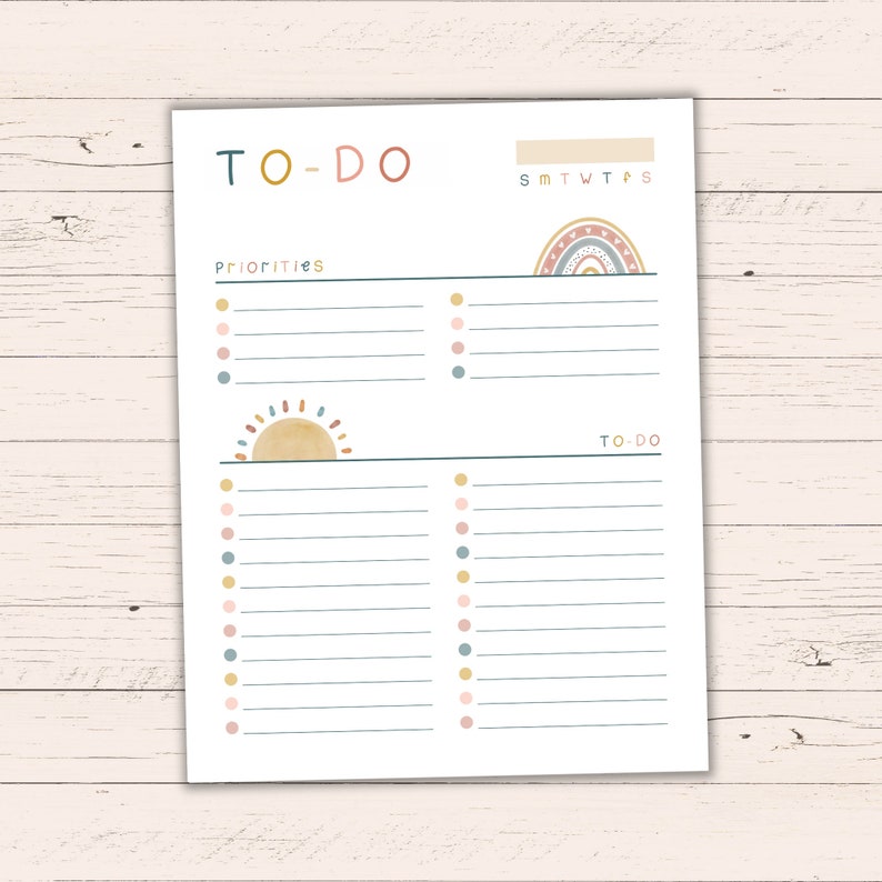 K&ouml;nnte beinhalten: Eine druckbare To-Do-Liste mit einem Regenbogen- und Sonnenmotiv. Die Liste enth&auml;lt Abschnitte f&uuml;r Priorit&auml;ten und To-Dos. Die Wochentage sind oben aufgelistet.