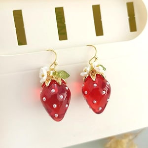 Erdbeer Ohrringe, Rote Erdbeere Ohrringe, Obst niedliche Ohrringe, Erdbeere mit Blumen Blatt, Cottagecore Ohrring Schmuck, Süße Geschenke