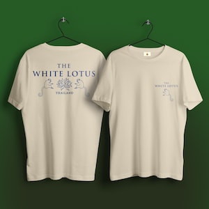 Lotus blanc | Centre de villégiature et spa | La vie en centre de villégiature | Style série télévisée | Offrir | Design minimaliste | -shirt | Unisexe | Hommes et femmes | T-shirt pour enfants IF53