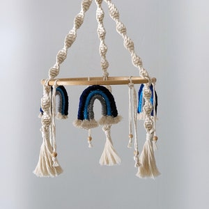 Babymobiel blauwe regenboog: boho kinderkamerdecoratie, cadeau pasgeborene