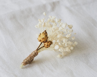 Boutonniere di fiori secchi / Asola floreale rustica / Boutonniere del respiro del bambino / Groom Groommen / Bleached White Baby's Breath