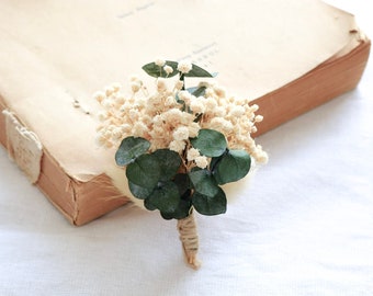 Boutonnière de fleurs séchées, boutonnière rustique, boutonnière de souffle de bébé, boutonnière de queue de lapin d'eucalyptus, marié, boutonnière Boho