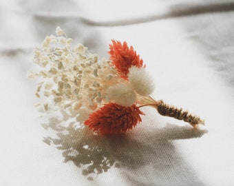 Weiße getrocknete Blume Boutonniere, gebleichter Babyatm, Rustikales Florales Knopfloch, Boho Boutonniere, Bunny Tail Phalaris Boutonniere, Bräutigam