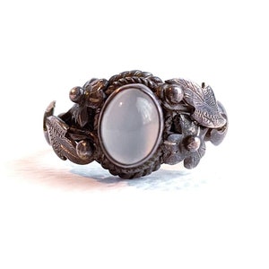 Vintage Cat Eye stone and Silver Ring decorated with flowers and leaves, size US 6, EU 52, UK L 1/2