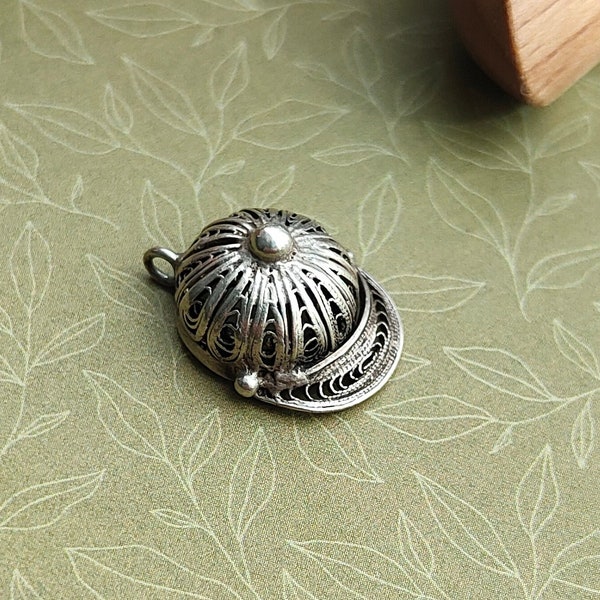 Casquette jockey en filigrane, breloque en argent des années 1970, breloque en argent sterling, bijoux rétro