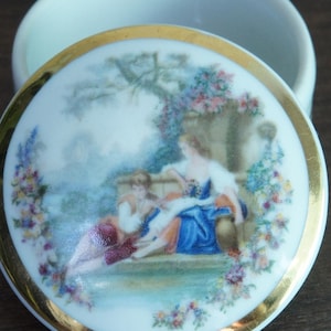 Joyero vintage de porcelana de Limoges: escena de cortejo francés, decoración retro de los años 50