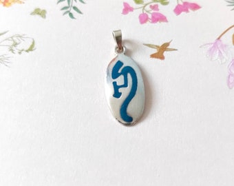 Colgante de Plata Kokopelli, plata 925 y esmalte azul, hecho en México, joyería de inspiración indígena, símbolo de fertilidad