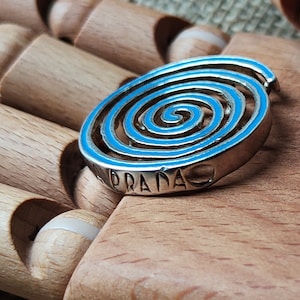Pendentif tourbillon bleu en argent sterling par Agatha Ruiz De La Prada, pièce tendance Lollipop fabriquée en Espagne, tornade, rond et rond