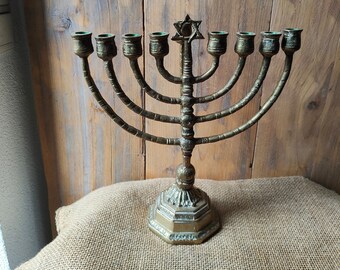 Candeliere Hanukkah Menorah in ottone antico con 9 bracci, Grande e Pesante, candelabro tradizionale ebraico con patina, Culto, Hanukkah