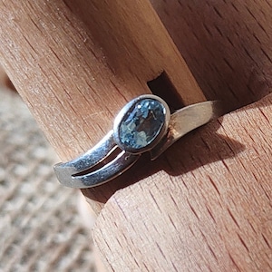 Cute 925 Silver ring with oval faceted bright blue stone - possibly Aquamarine, Made of Sterling Silver- US size 9 - split line