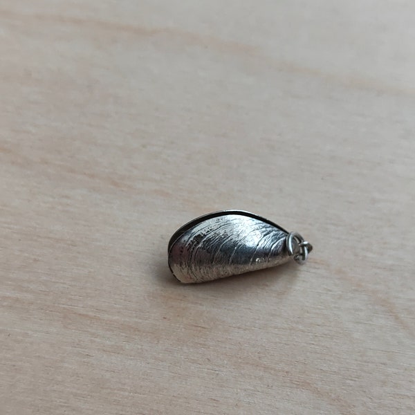 Silver Clam shell charm bracelet charm / pendant made in the Netherlands of 835 silver, well detailed and hallmarked, vintage Water life,